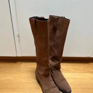 Cowboy boots - Bruna cowboy boots Från Pull & bear Fint skick