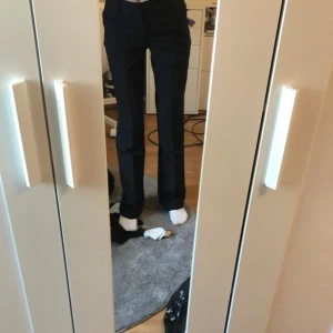 Svarta kostymbyxor  - Säljer dessa kostymbyxor från bikbok. Använda några gånger men fortfarande bra sick. Storlek 34.