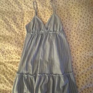 Sommarklänning - En jättefin sommarklänning från H&M i storlek M. Den är aldrig använd☺️💕