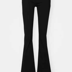 EFTERTRAKTADE LTB JEANS!!❤️❤️ - Supersnygga slutsålda Ltb jeans i modellen ”Roxy”!!❤️❤️ sååå himla sköna och snygga! Säljer då jag behöver pengarrr!!🥰🥰❤️ NYPRIS: 799kr jag säljer för 400kr då den knappt är använda!!❤️❤️ men det går alltid att buda😘❤️