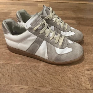 Maison Margiela Gats - Hej, säljer mina Margiela Gats! Står ingen storlek vad jag ser men skulle gissa på ca 39-40 eftersom jag har 41-42 och de passar nästan inte mig. Skicket är ganska bra. Inga defekter på undersidan av skorna men några små trådar lösa på översidan men inget som märks! Tveka inte att skriva till mig om frågor osv. Mvh, Theo
