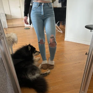 Skinny jeans med hål - Säljer dessa skinny jeans med hål. Högmidjade och jätte bekväma. Bältes hålen har tvärt lossat och har blivit hål därefter men inget som syns när man har dom på sig. Byxorna är väldigt stretchiga 
