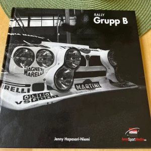Rally Grupp B - Jenny Hapasari-Niemi - En bok om den legendariska rallyklassen Grupp B, fylld med svartvita foton, även foton med färg, på klassiska rallybilar och förare. Perfekt för motorsportentusiaster som vill fördjupa sig i rallyhistoria och ikoniska bilar från 1980-talet.