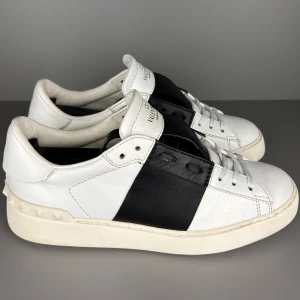 Valentino Open Svarta - Modell: Valentino Open Svarta | Skick: 9/10 | Storlek: 36 | Pris: 2599kr | Tillbehör: Inget | Fler frågor? Hör av dig isåfall!