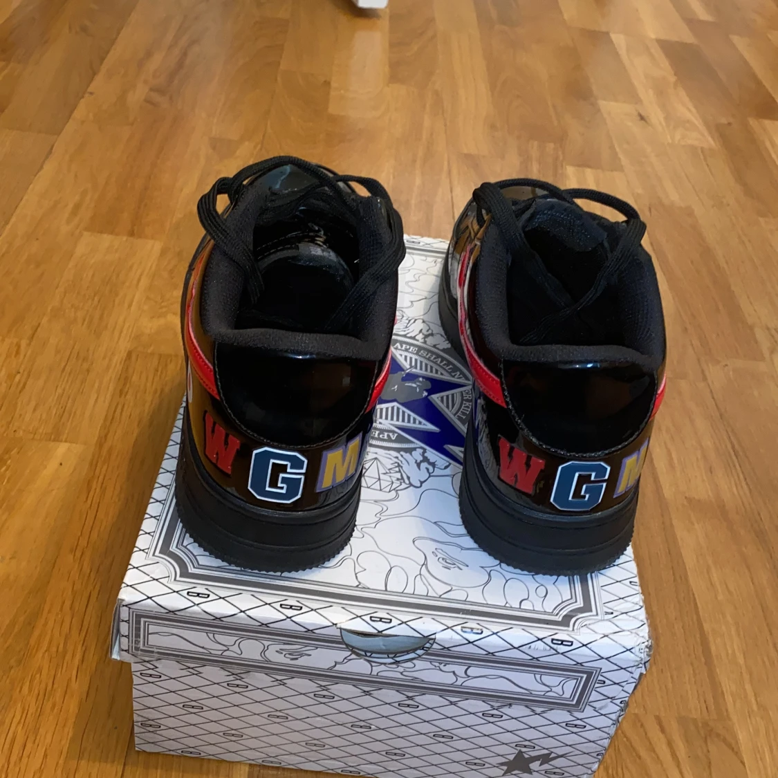 Svarta BAPE sneakers med röd stjärna och hajdetalj - 1