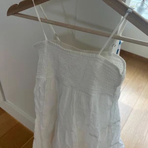 Vit sommarklänning/långkjol 😍😍 - Supersöt vit klänning/långkjol från Gina Tricot med smock upptill och tunna axelband. Perfekt för varma dagar och enkel att styla med sandaler eller sneakers. Perfekt till sommaren 😙😙