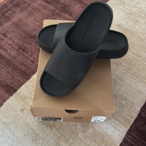 Nike calm svarta slides - Lite använda Nike Calm slides. Är strl 45 men rätt små så mer som en strl 44. Original kartong.