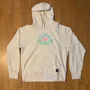 Converse X GOLF le FLEUR hoodie  - En riktigt snygg hoodie från converse collaben med tyler the creatorn märke, Golf Le Fleur. Tröjan har lite slå fläckar men inget som syns så värst mycket.