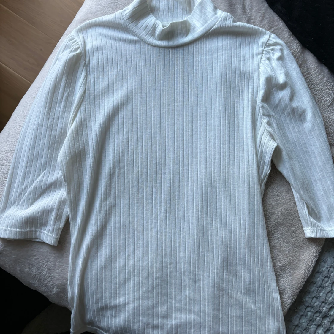 Vit ribbad polotröja från Lindex