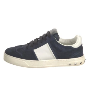 Valentino flycrew skor - Valentino flycrew 100% äkta får med box och dust bag storlek 35. Jätte bra skick. Ställ gärna frågor om det är nåt du undrar över. 