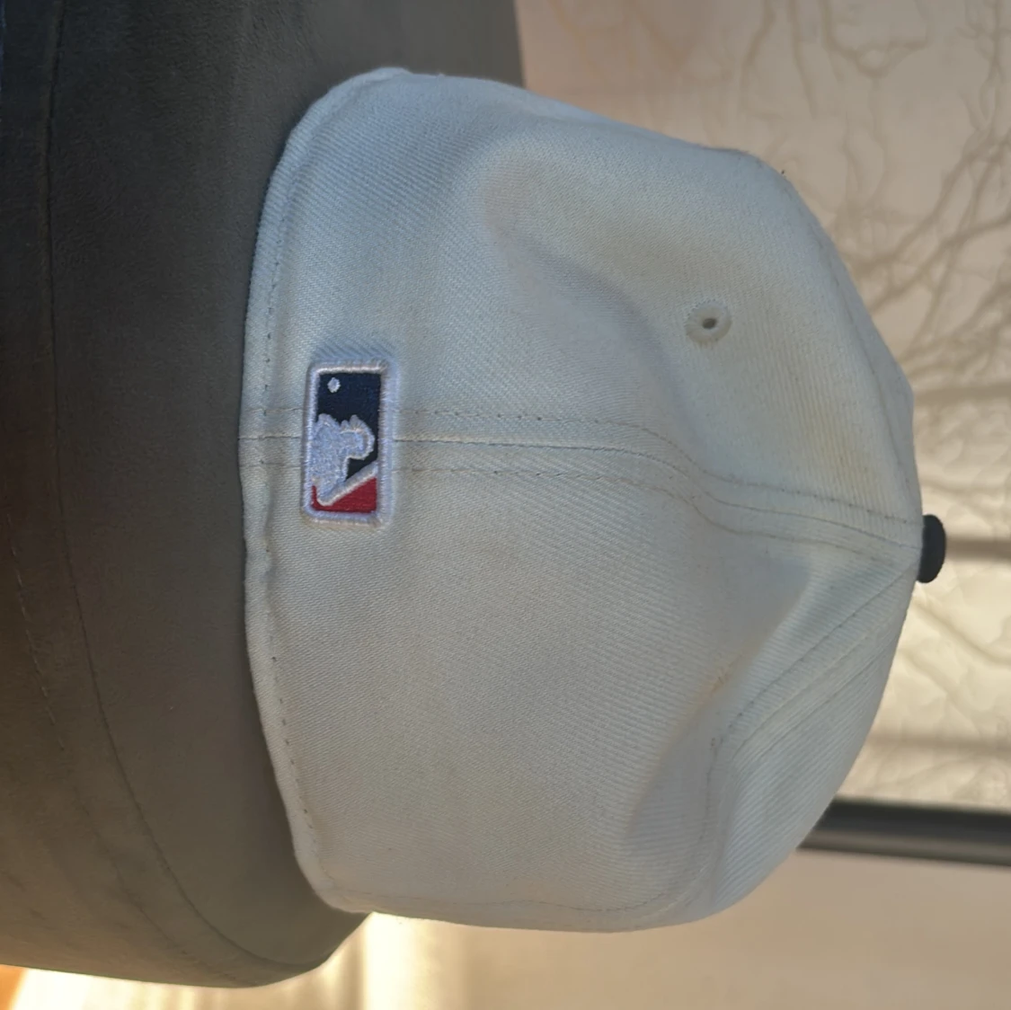 Vit och marinblå keps från New Era - 3