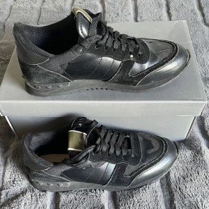Valentino Rockrunners - Säljer nu mina asfeta Valentino Rockrunners för ett sjukt pris! | Storlek 41 men passar också lite större. | Bra skick, lite använda. | Nypriset ligger på cirka 8000 kr! | Box finns ej. | Släng iväg en signal vid funderingar så svarar jag snabbt. |