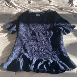 Ribbad tröja💙 - En jättefin ribbad T-shirt med volanger nedtill❤️ den e i väldigt gott skick eftersom jag inte har använt den så ofta! 