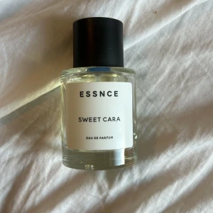 ESSNCE Sweet Cara Eau de Parfum -  Parfymen Sweet Cara från ESSNCE, inspirerad av Sol de Janeiro 62, halva flaskan kvar!