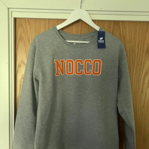 Nocco tröja - Hej, säljer den här sjukt feta nocco sweatshirten!         Tröjan helt ny med tags i färgen grå och i storlek Large, men sitter lite mindre!