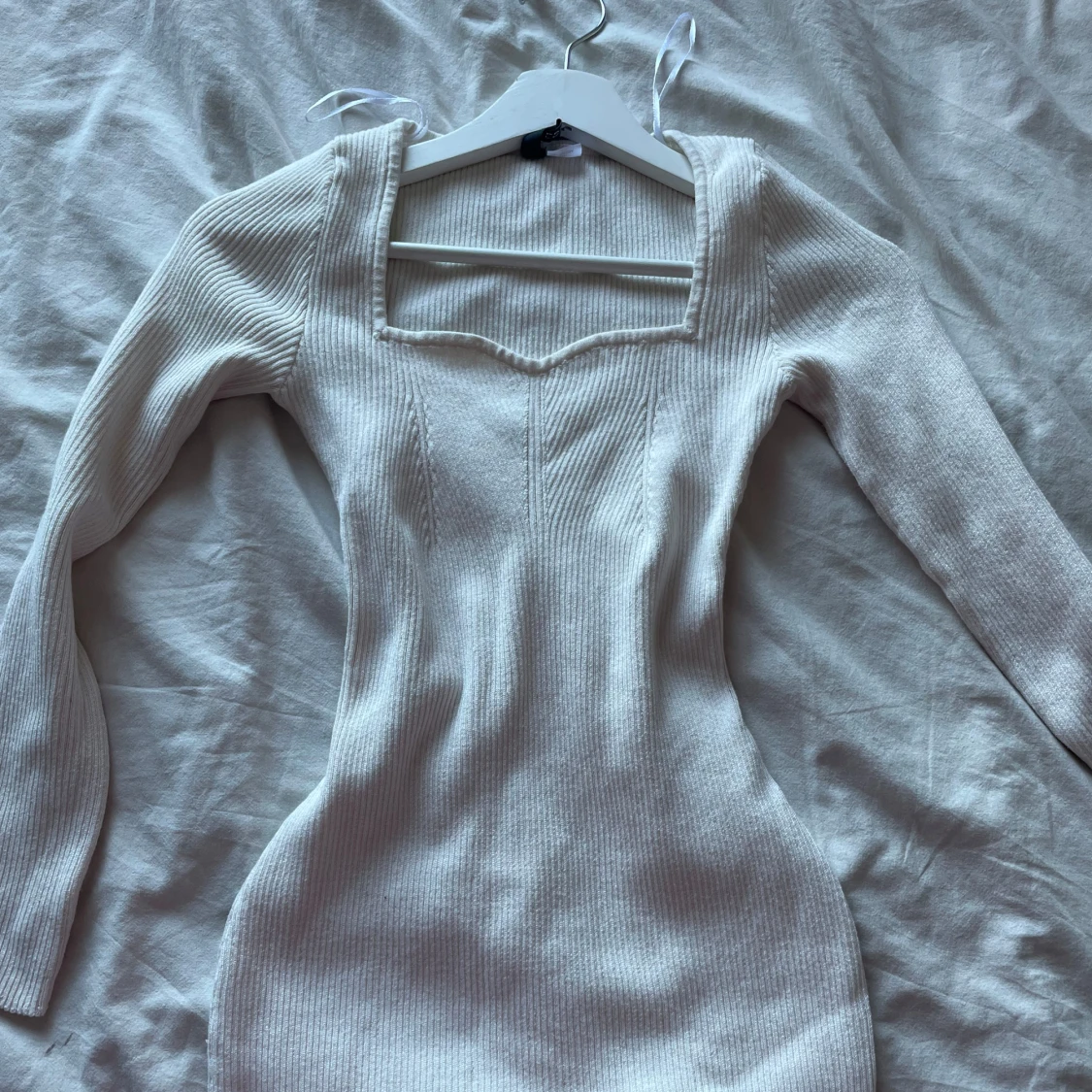 Vit ribbad långärmad mini klänning