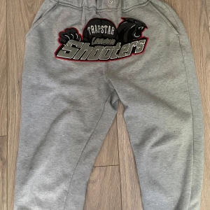 Trapstar/shooters mjukis byxor  - Säljer ett par shooters/trapstar mjukisbyxor i strolek S inga skador eller liknande på 