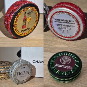 Personlig snusdosa  - Återvinner & designar tomma snusdosor. Perfekt om man vill ha en unik & snygg design på din egna dosa eller ge bort i present till någon som snusar. Finns att välja mellan många olika färger och jag kan lägga till personlig bild, text, dekaler.  Perfekt som studentpresent, födelsedag, svensexa, morsdag present och mycket mer.   Finns det någon där ute som sitter på ett gäng gamla snusdosor & skulle tänka sig skänka dessa till mig istället för att slänga skulle det vara fantastiskt 🙌 