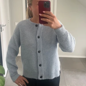 Ljusblå stickad kofta med knappar - Säljer denna jätte fina stickade koftan från selected femme. Endast använd en gång, perfekt nu till sommar och vår!  