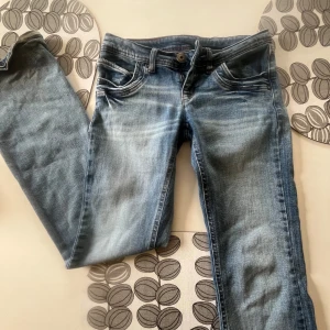 snygga bootcut jeans från Only - Säljer ett par jättesnygga jeans från only då de tyvärr är för stora🩷 de är i jättebra skick och är lågmidjade och bootcut🥰innerbenslängd:82cm                        midjemått rakt över:37cm
