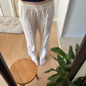Vita linnebyxor - Säljer ett par vita linnebyxor med rak passform och elastisk midja. Byxorna är lätta och luftiga, perfekta för varmare dagar. De har en enkel och stilren design utan synliga detaljer eller fickor. Linnebyxorna är köpta på Lindex för 500kr och är därav lite dyrare. De är i storlek 158, men skulle säga att de passar XXS,XS och S, beroende på hur lång man är då. Säljer pga för korta för mig. 