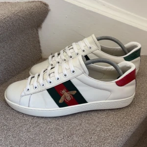 Gucci Ace Bee | 41,5 - Riktigt schyssta Gucci Ace Bee skor i dunder skick! Skorna är självfallet äkta, kvitto finns. Skorna är rengjorda av ShoeHero och är som nya från butiken. Nypris 9250, mitt pris 2599 🤩 Priset är ej hugget i sten.