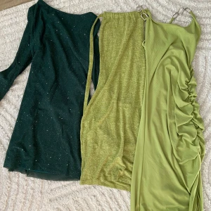 Klänningar paketpris  - Tre klänningar alla i storlek S. Den mörkgröna har aldrig använts och de andra två har använts en gång vardera. Perfekta för semester eller en fest.