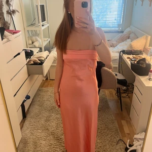 Rosa satin balklänning!! - Super fin rosa satin balklänning från love&lemonade 💕💕storlek S!! Säljer då jag har två🌸