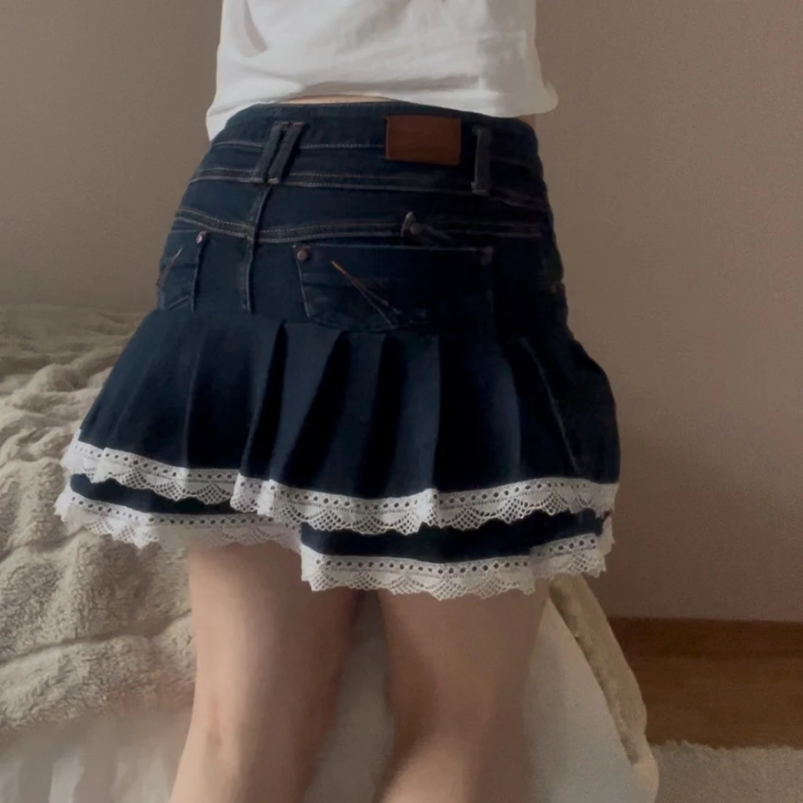 Mörkblå jeanskjol med spetskant - 3