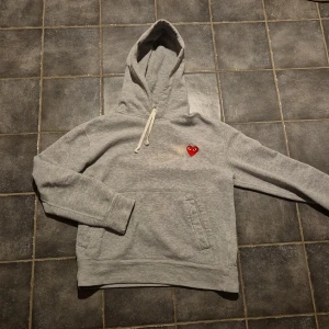 Cdg hoodie  - Säljer min cdg hoodie. Bra skick förutom fläckarna som syns på bilderna. Fläckarna kan gå bort med vanish men har inte testat.