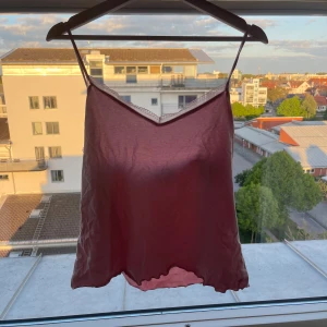 Rosa spetslinne  - Rosa spetslinne i strl S, superfin rosa färg och kommer inte ihåg någon användning. Köpt ifrån Spanien. 