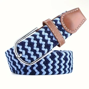 Blått flätat bälte med läderdetaljer - Säljer ett snyggt flätat bälte i mörkblått och ljusblått med silverfärgat spänne och bruna läderdetaljer vid spännet. Perfekt accessoar för att lyfta din outfit med lite färg och stil.