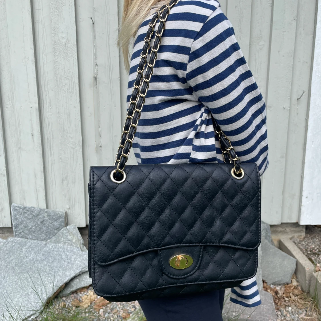 Svart quiltad axelväska med kedjerem - 2