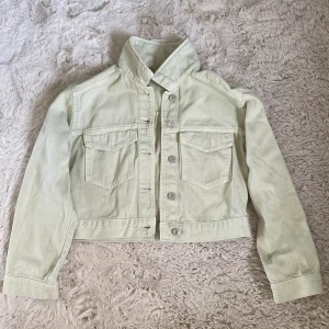 Ljusgrön jeansjacka från gina tricot - Snygg ljusgrön jeansjacka från gina tricot. Storlek S, men passar XS om man är ute efter en oversized look. Jackan är lite croppad. 