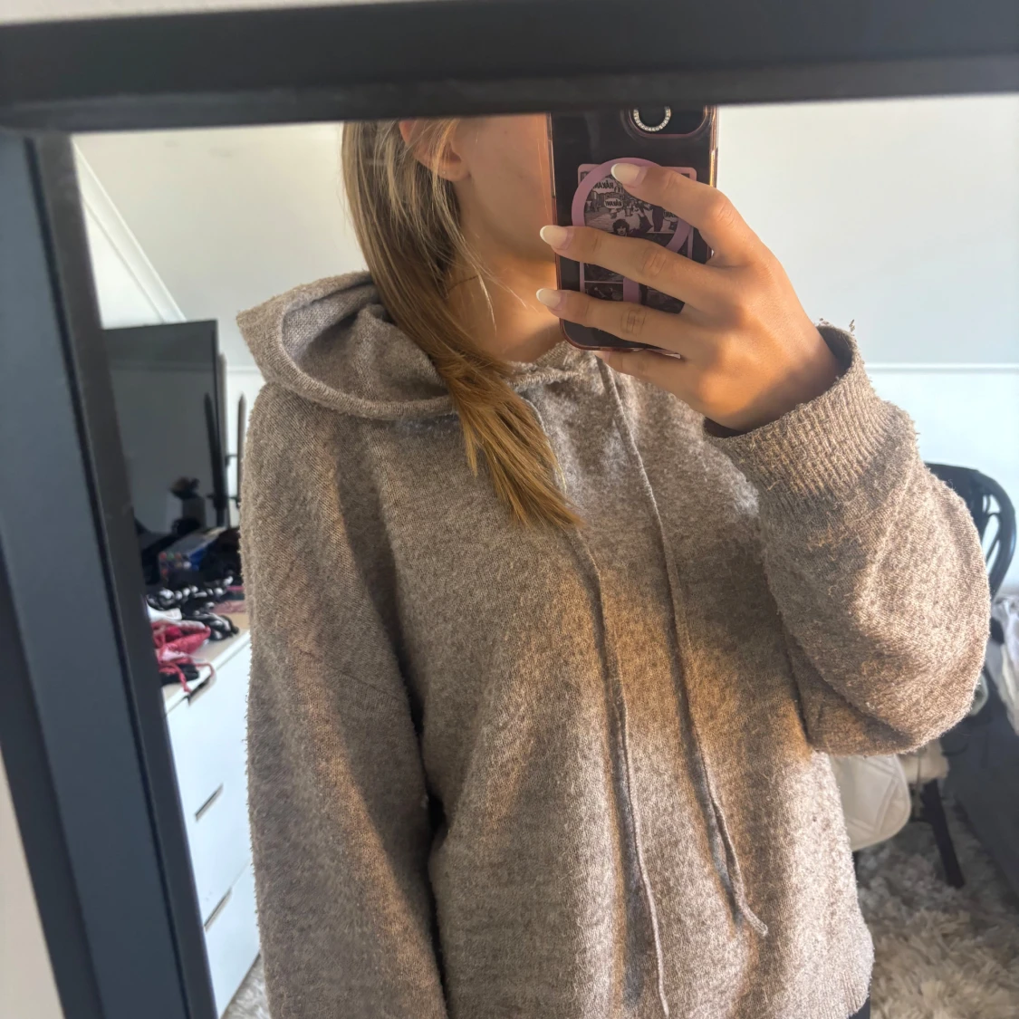 Beige stickad hoodie med huva