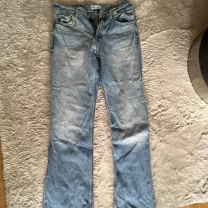 Raka jeans från Zara - Jeans från Zara strl 38, fint skick! 
