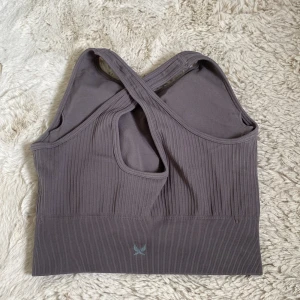 Grått träningslinne med korsad rygg från SOC - Säljer en linnetopp med snygg korsad rygg. Från SOC💪🏋️🏋️‍♀️Storlek XS/S