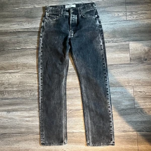 Séfr Jeans  - Köpte dessa för 1700 kr, men passade inte mig så säljer dessa nu. Väldigt bra skick, storlek 29 och för mer specifika mätningar finns de om du skrollar till bild fyra. Pris kan diskuteras 