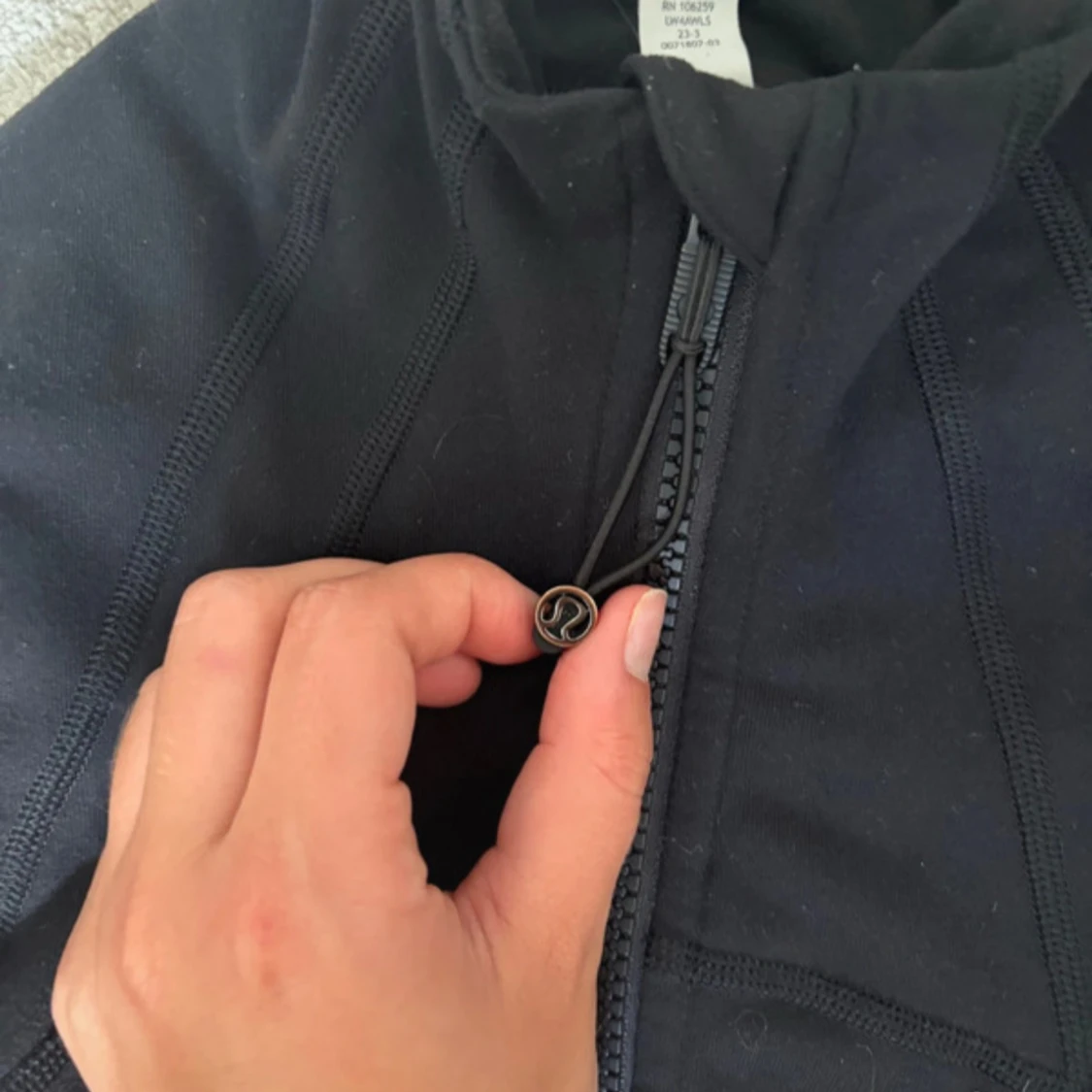 Svart träningsjacka från Lululemon - 1