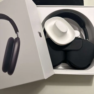 A€R P0D$ Max (kan diskutera pris) - Säljer dessa A€R P0D$ Max med hög kvalité ljud i en elegant svart färg. De kommer med laddnings kabel och Smart Case. (Kom helst med ett bud!) helt nya kostar 6900kr 