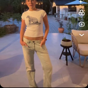 Ljusblåa lågmidjade jeans - Ljusblåa lågmidjade jeans med design på fickan🙌🏼🙌🏼säljer pga för stora🩷🩷priset kan diskuteras!😇