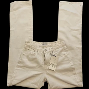 Helt nya Vita Zara Flare jeans  - Snygga vita Zara flare jeans. Byxorna har knäppning med silverfärgade knappar. Perfekta för en clean och fräsch look året runt. Stockholmsstil. Originalpriset på de var 59.90$ (ungefär 600kr) därför säljer jag de lite dyrt. Kommer inte gå med på billigare pris på just denna produkt tyvärr:(