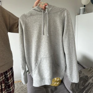 Grå fin hoodie - Jättefin grå hoodie från Bikbok, köpt på Vinted men har själv använt en gång💗