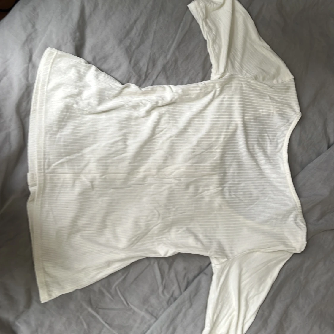 Vit ribbad topp med knappar - 2