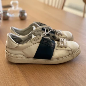 Valentino Garavani sneakers - Valentino opens helt okej skick, dem är i storlek 42. Har inte valentino lådan men man får med en Ralph lauren låda på köpet, vill sälja snabbt så pris kan diskuteras😊