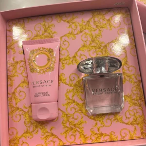 Versace Bright Crystal parfymset - Lyxigt parfymset från Versace med Bright Crystal. Innehåller en elegant glasflaska med parfym och en rosa body lotion med guldiga detaljer. Flaskan har en kristalliknande, transparent kork och setet levereras i en rosa ask med guldmönster. Perfekt för dig som älskar exklusiva dofter. De är knappast använda (se sista bilden). Vid frågor är det bara att höra av sig! Orginalpris ligger ungefär på 500kr. Flaskan är 30 ml.