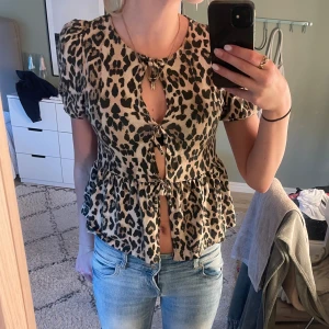 Leopard blus  - Fin leopard blus med puff ärmar, endast använd fåtal gånger. Väldigt liten på mig!