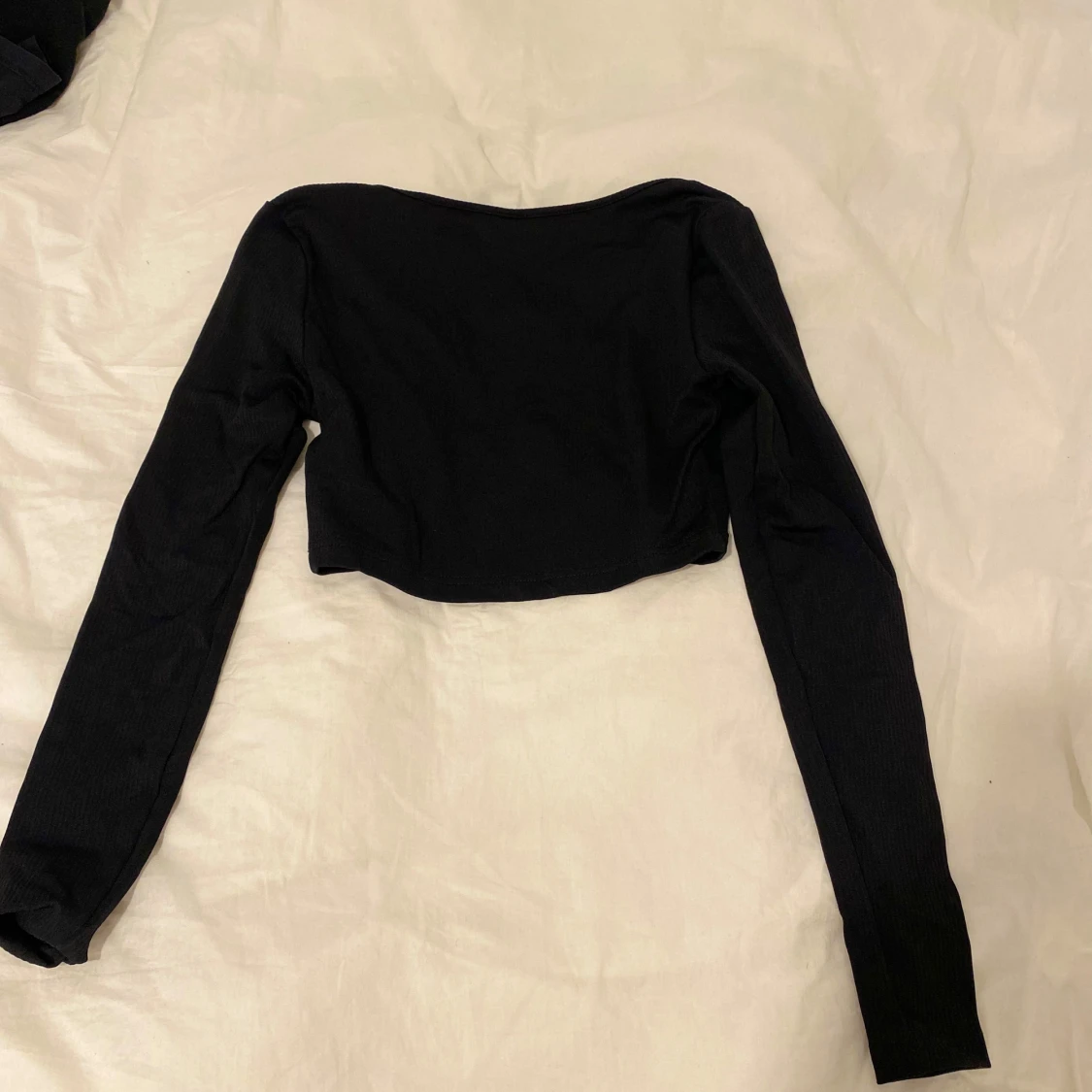 Svart croppad topp från SHEIN - 1