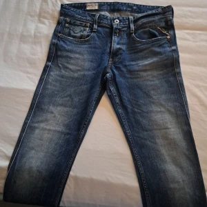 Blå Replay jeans  - Säljer ett par snygga blå jeans från Replay. Jeansen är slim fit och är storlek 32/34. Använda väldigt få gånger så är I super bra skick. Hör av er vid frågor!