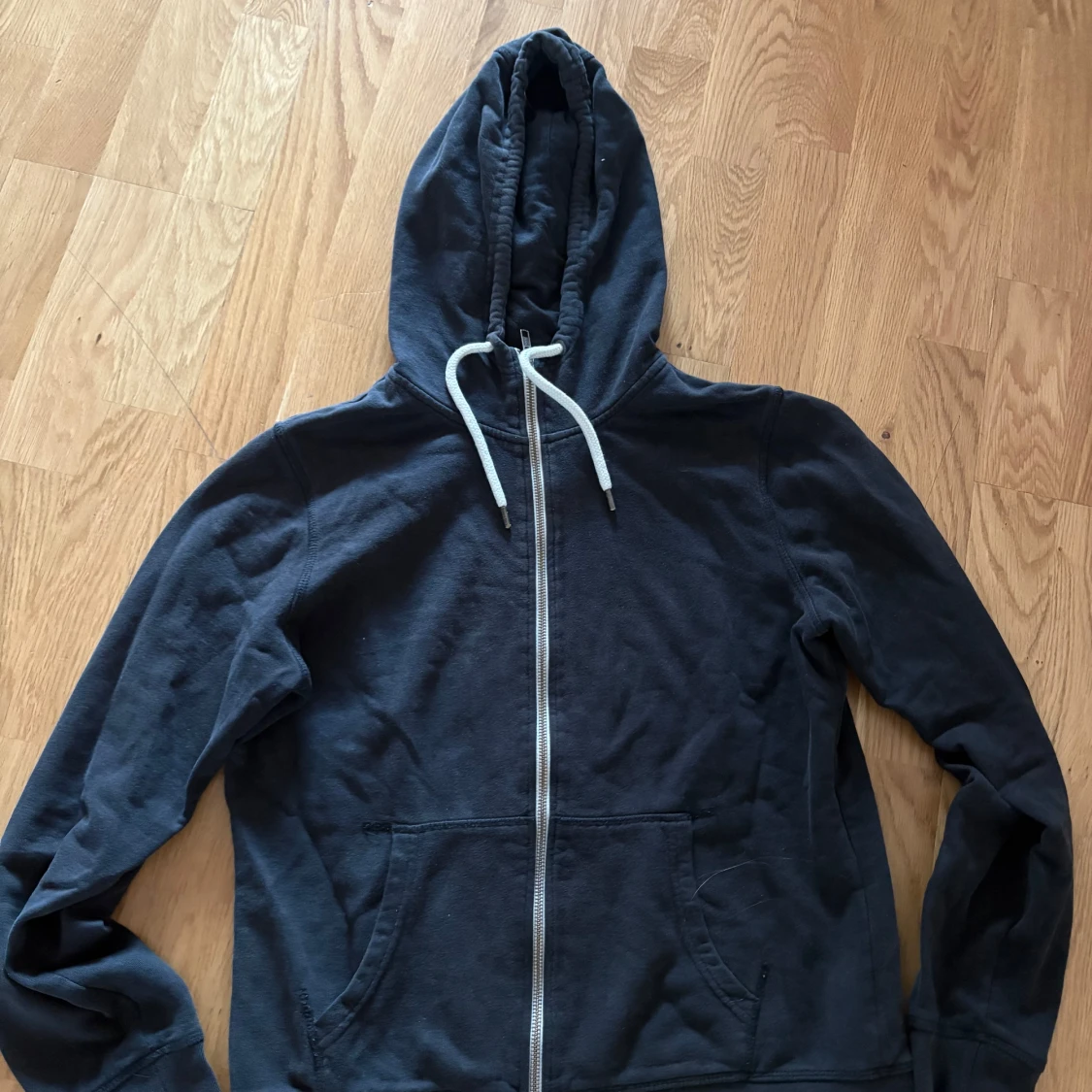 Svart hoodie från Race Marine